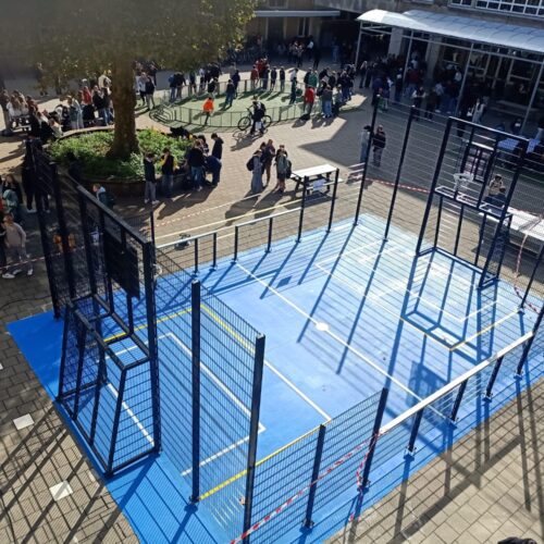 Pannakooi met basketbal 145 Vandalisme-arme en geluidsarme pannakooi met basketbal; in Vlaanderen, voorzien van een blauwe speelvloer met sportbelijningen op schoolplein in Berchem.